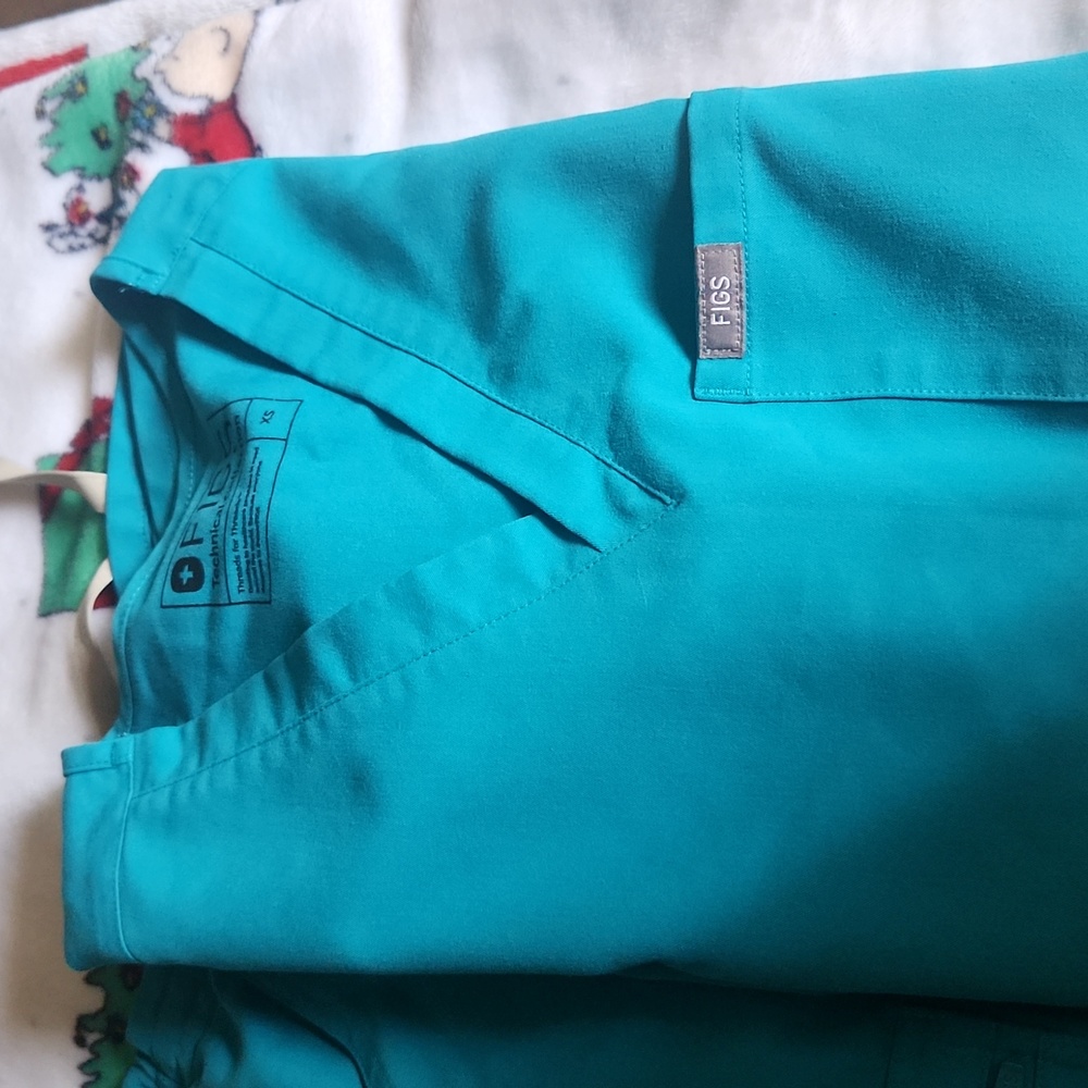 Figs uniform, green xs